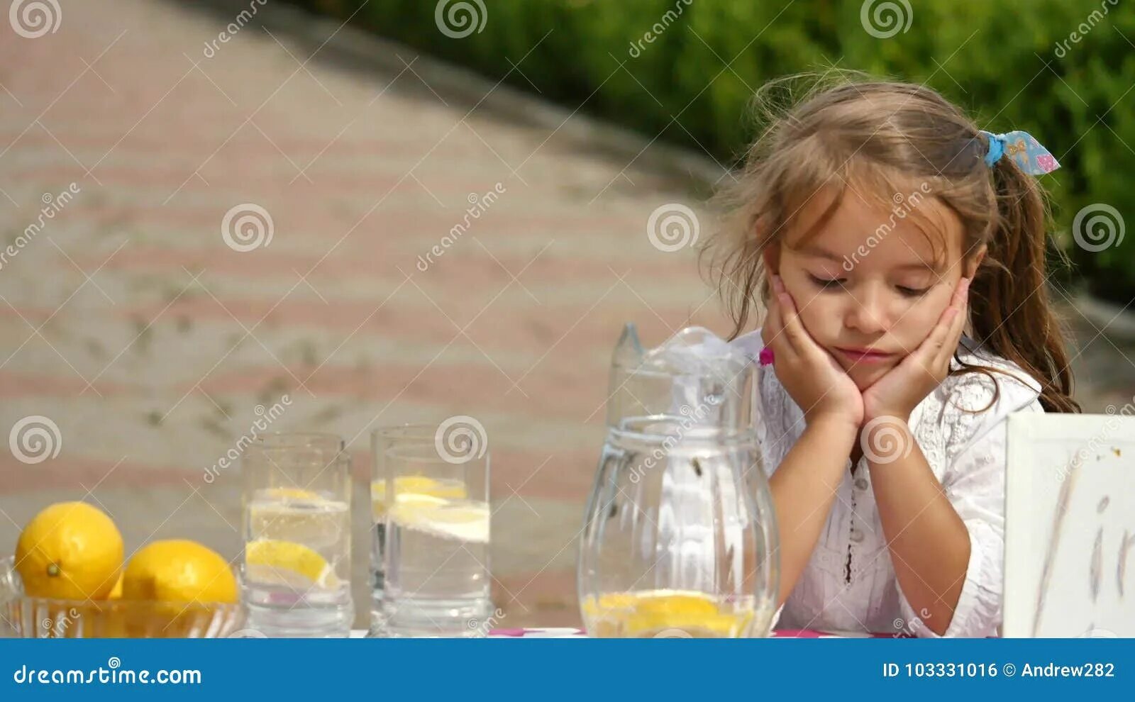 Девочка облизывается. Маленькая девочка пробует. Девочка маленькая спит, носочек на полу. Маленькая девочка пробует. Правильное питание для детей.