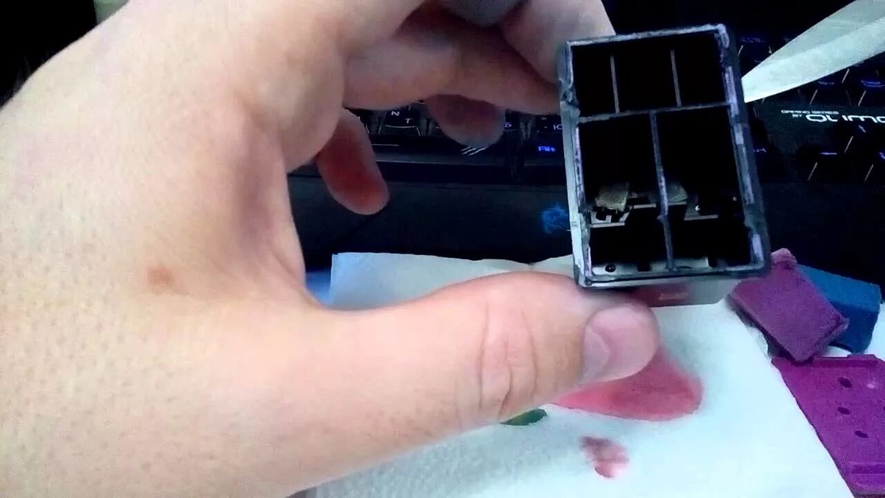 Заклеить контакт на картридже canon 445. Заправка картриджа hp lj 1005. Чип для картриджа canon 445. Как вскрыть картридж. Как вставлять картридж в принтер пантум.