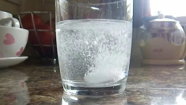 Сода растворяется. Растворение в воде. растворение соды. сода гиф. растворение соды в воде.