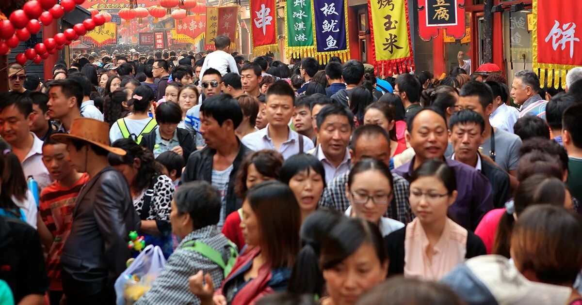 Где больше население китай или индия. Население Китая. Китай люди. Китайцы обычные люди. Огромные государственные земли в Китае.