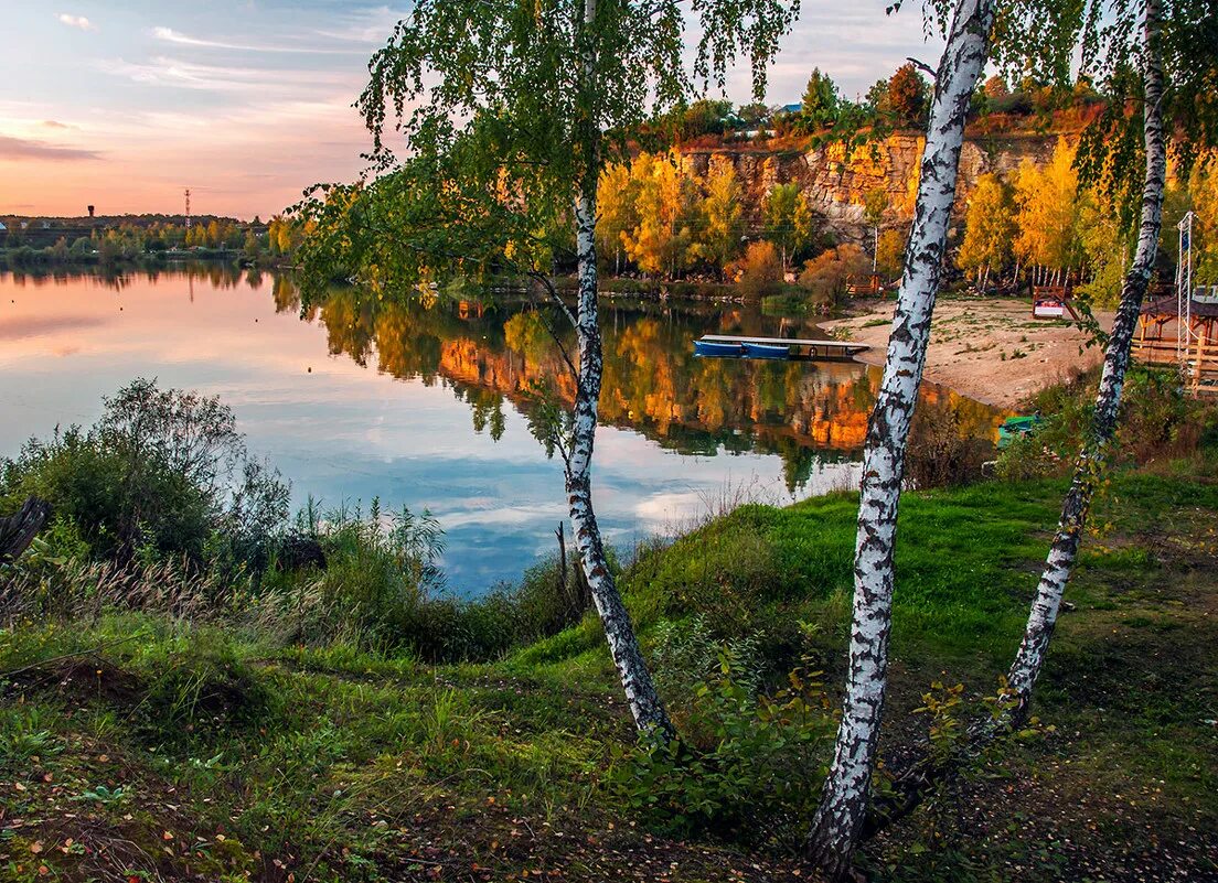 Береза русская душа. Березовая роща Плес. Березовая роща на берегу реки. Березовая роща у реки с Церковь. Храм озера Березка Россия.