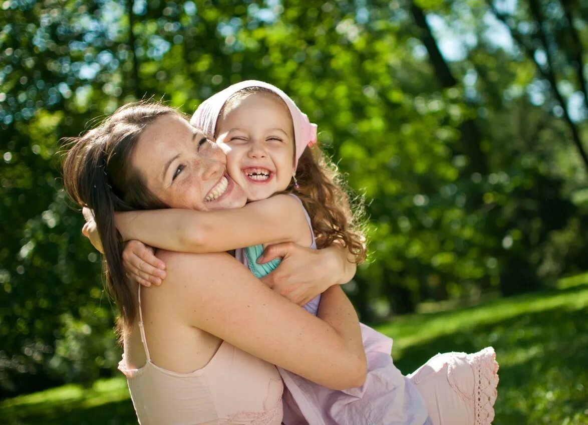Счастливый ребенок. С днем мамы. Счастливая мама с дочкой. Женщина с ребенком. Мамачка.