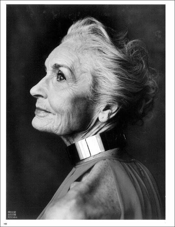 В возрасте позируют. Дафна селф. Дафна селф Vogue. Daphne Selfe Возраст. Модель Дафна селф.