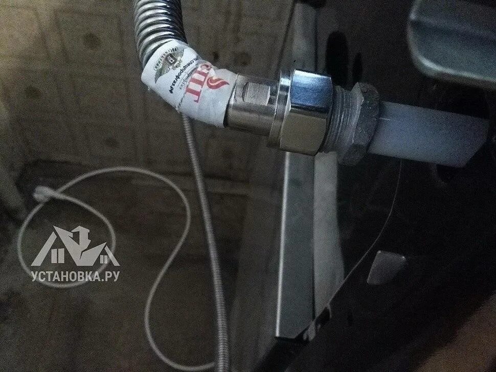 Подвод газа к плите. Монтаж газового шланга к плите. Подключить газовую плиту. Схема подключения газовой трубы к плите. Монтаж газовой плиты.