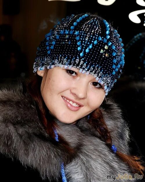 Шапка расшитая бисером. Украшение шапки бисером. Головной убор из бисера. Шапочка из бисера. Шапочка из бисера.