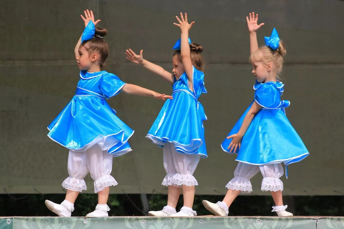 6 апреля танцевальный конкурс. Костюм для детского танца. Костюмы для танцев в детском саду. Танцевальный костюм куклы. Костюмы для танцевальных коллективов.