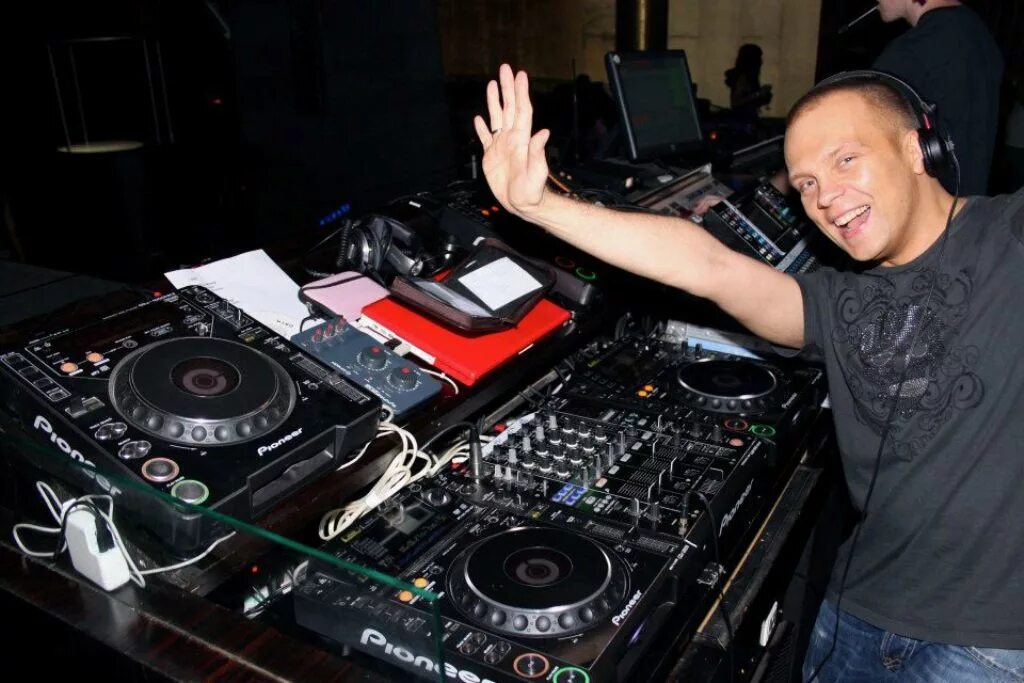 Бывший диджей. Dj грув. диджей грув 2000. диджей грув москва. dj грув в молодости.