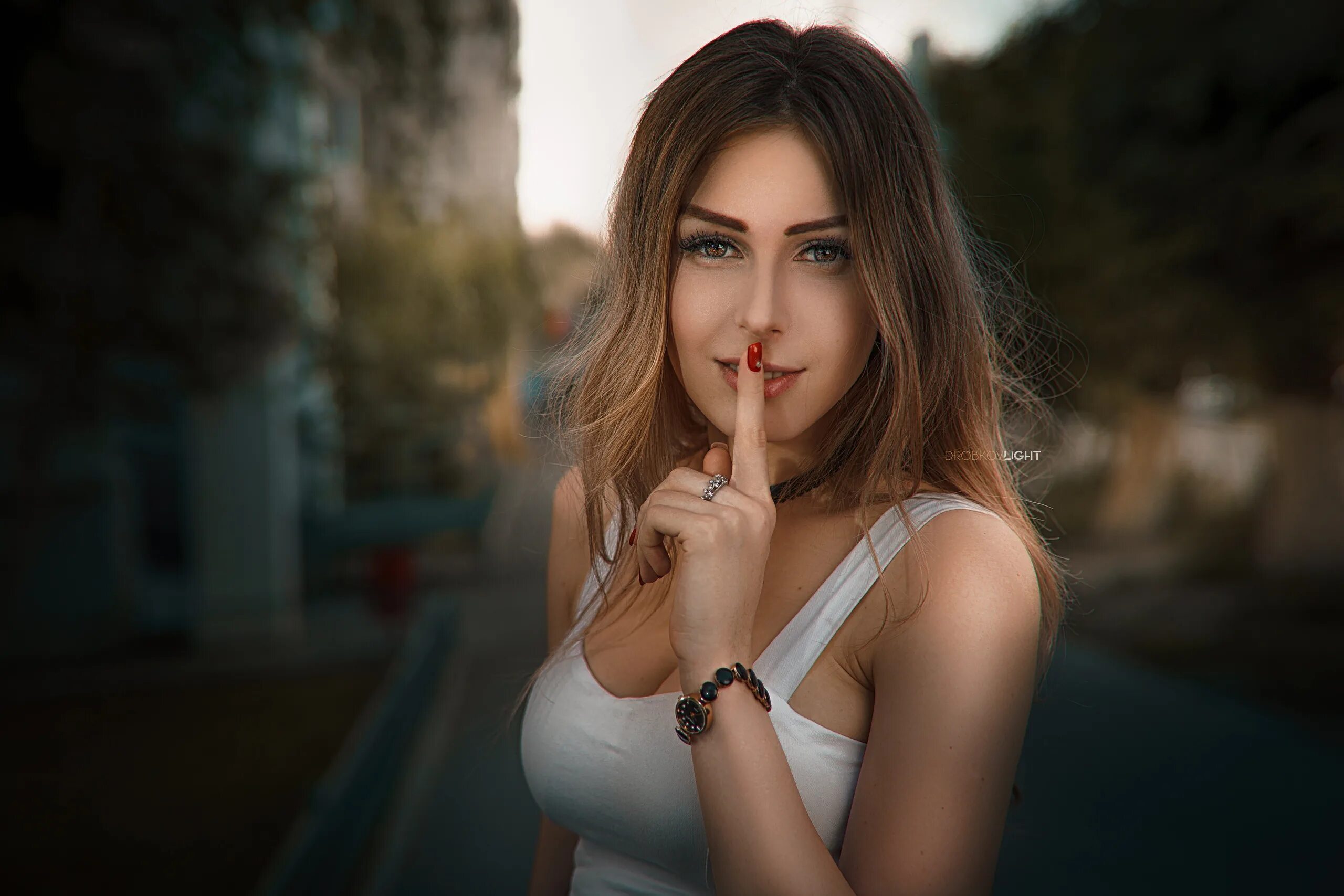 Новинки музыки 23 24 год. Радио рекорд девушки. Модные новинки музыки. Модные новинки музыки. Девушка в джинсах руки вверх.