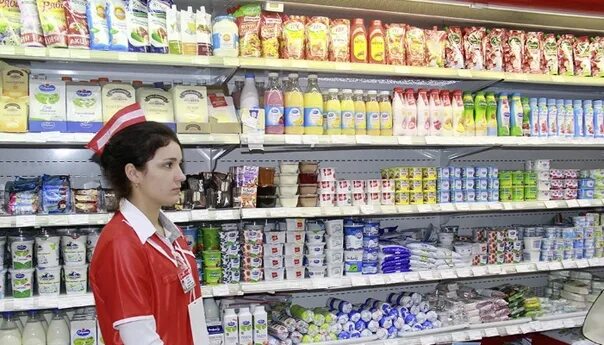 Продукция идет в лет. Продукция идет в лет. Продукция идет в лет. Покупатель в магазине. Женщина в магазине.