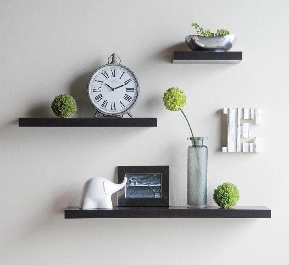 Полки настенные. Полки на серой стене. Композиция на полке. Дизайнерские полки. Настенные полки в интерьере.