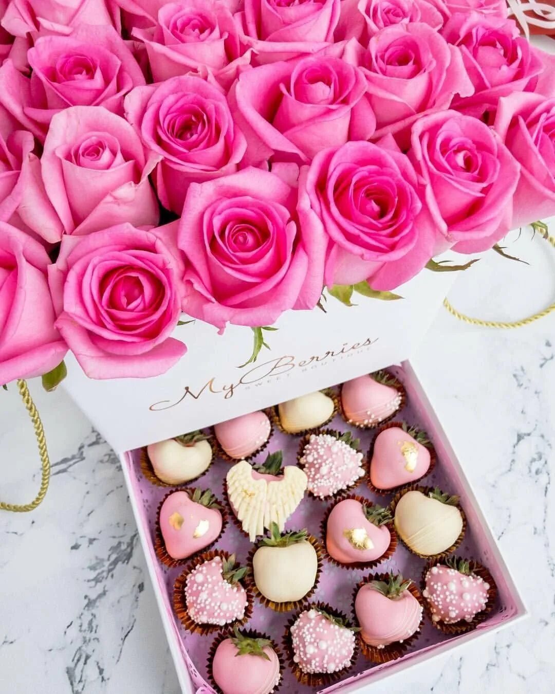С днем рождения инстаграмм. Цветы и сладости. Коробка с цветами и конфетами. Красивые букеты вкусняшки. Конфеты с цветами.