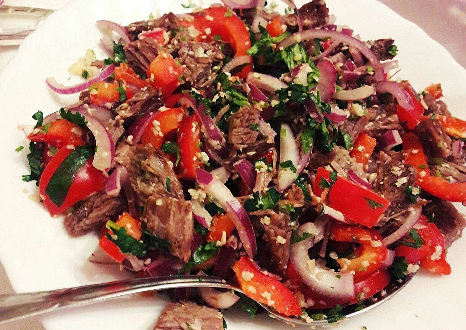 Рецепты с мясом пошагово с фото. Грузинский салат Тбилиси. Салат Тбилиси по грузински. Катмис салат грузинский. Салат грузинский Батумский.