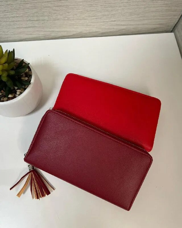 Кошелек трц. Labbra кошелек женский красный. Кошелек красный ручной. Кошельки classic fashion. Портмоне для документов мужское.