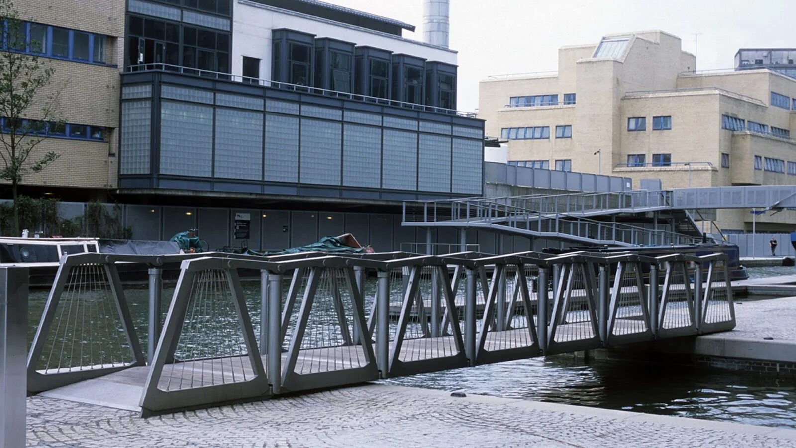 Rolling bridge. Мост роллинг rolling bridge англия. the rolling bridge лондон. rolling bridge мост-трансформер. сворачивающийся мост, лондон, англия.