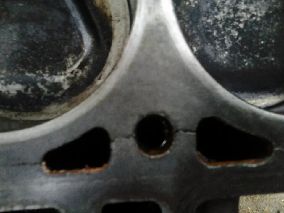 Рено логан трещина блока. 4 блок цилиндров масляные каналы. На рено логан 1. Трещина в блоке цилиндров змз 409. Трещина в блоке k7j.