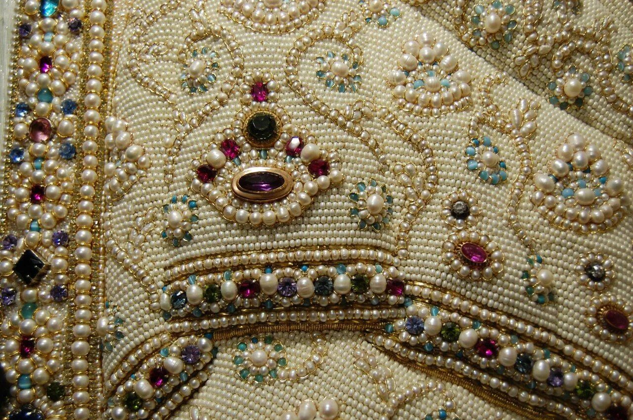 Шанель золотное шитье. Вышивка бусинами. Вышивка жемчугом. Казанская икона божьей матери расшитая жемчугом. Золотое шитье канителью.