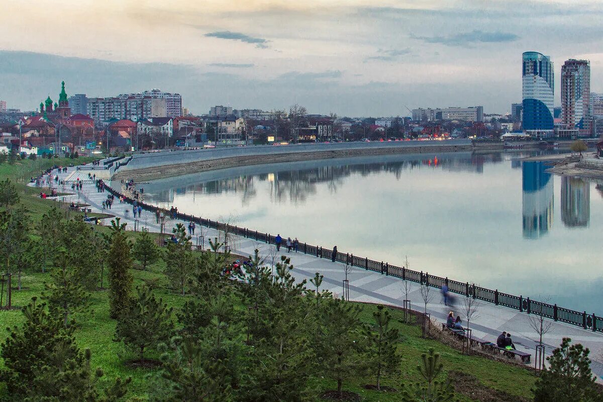 Берег реки кубань краснодар. Река кубань краснодар. Озеро кубань в краснодаре. Краснодар береги реки. Набережная реки кубань кубань краснодар.