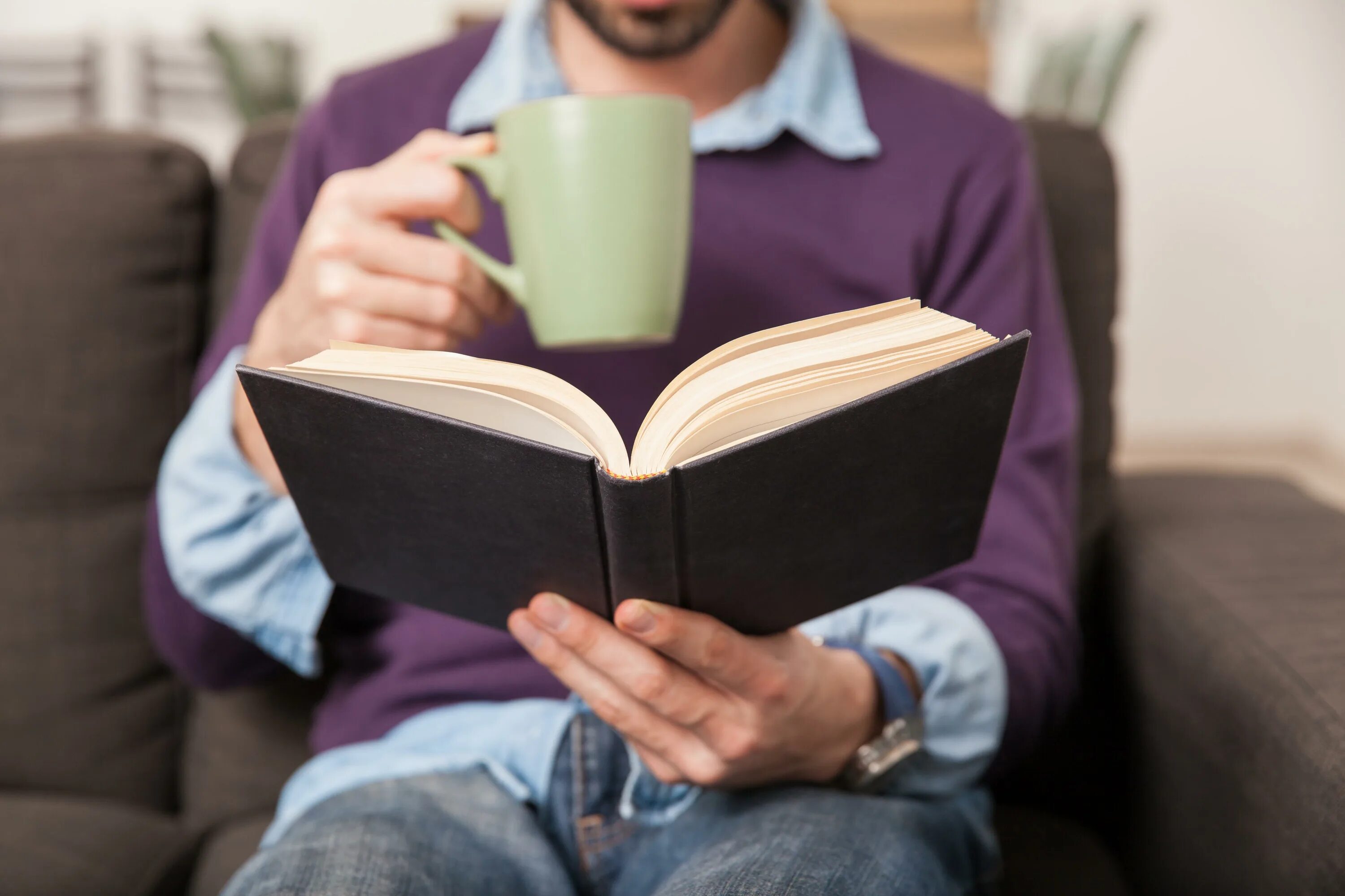 Чтение книг. Книга человек. Чел с книжкой. Парень с книгой.