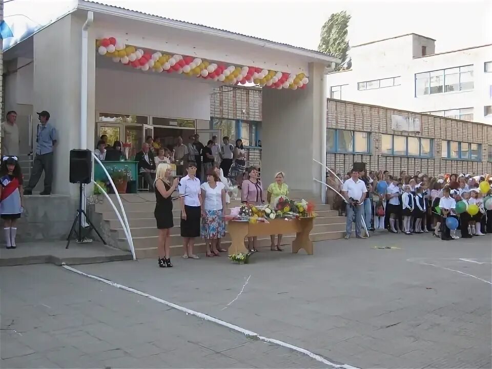 Кущевская школа 4 имени самсонкиной. Школа 4 кущевская. Школа 4 кущевская. Школа 16 кущевская. Вальс на последний звонок.