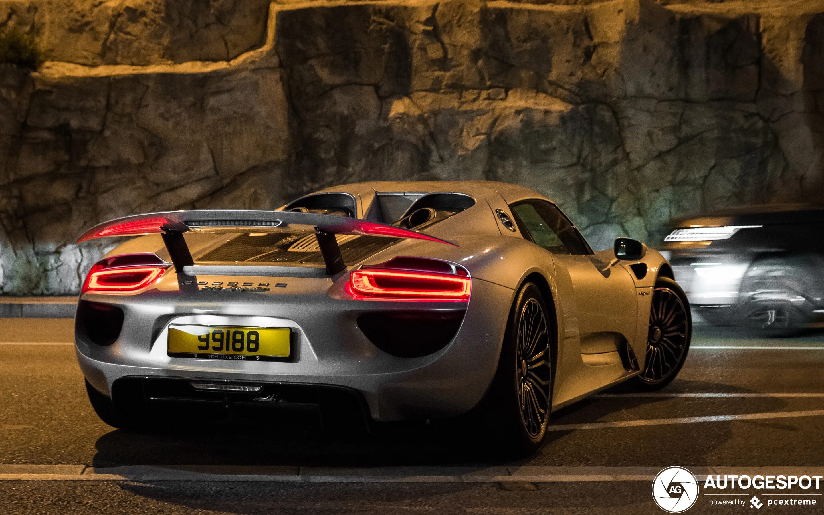 Porsche 918 цены. Порше 918 Spyder. Порше Спайдер 918 2020. Порше 918 Spyder 2020. Порше 918 Spyder Mansory.