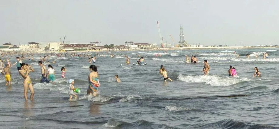 Каспийское море дагестан избербаш. Каспийское море каспийск. Каспийское море избербаш городской пляж. Махачкала каспийск море. Отдыхаем на каспийском море.