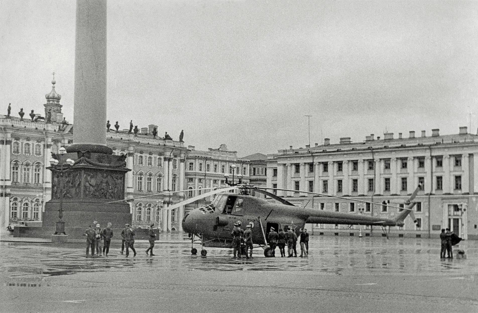 Ленинград Дворцовая площадь. Ленинград 1960. Ленинград Дворцовая 1976. Ми 4 на Дворцовой площади. Страна с городом ленинградом