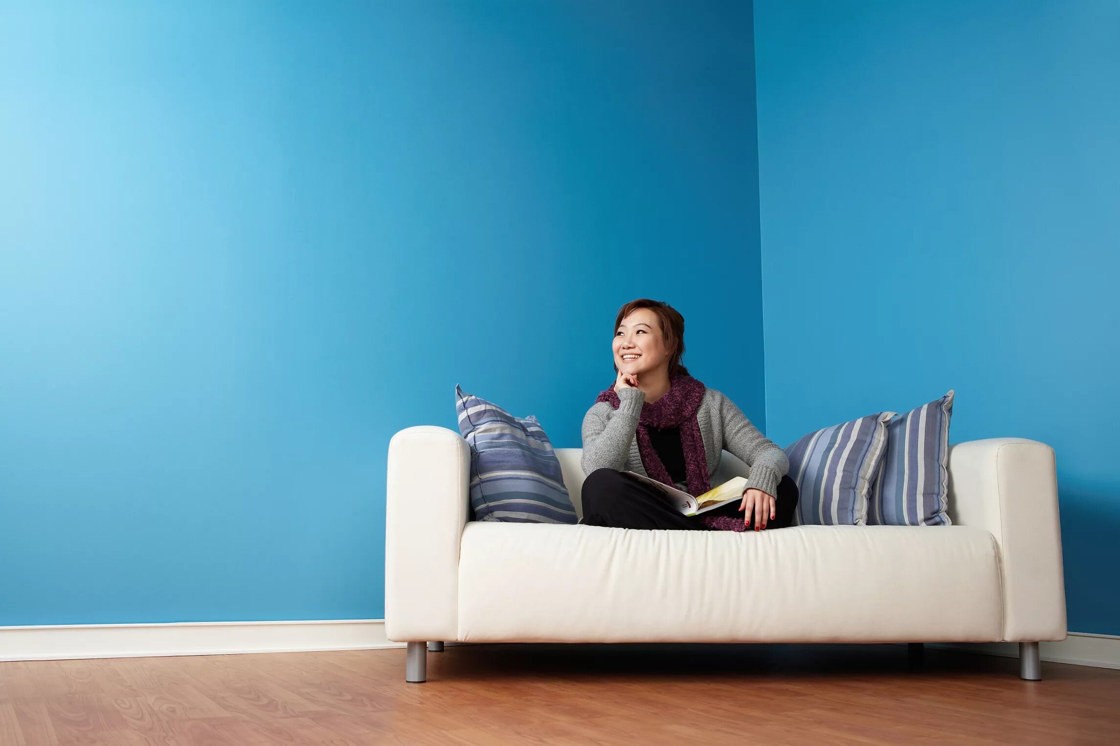 Sit more. человек в офисном кресле. женщина на диване с ноутбуком. Kneeling. человек лежит на диване.