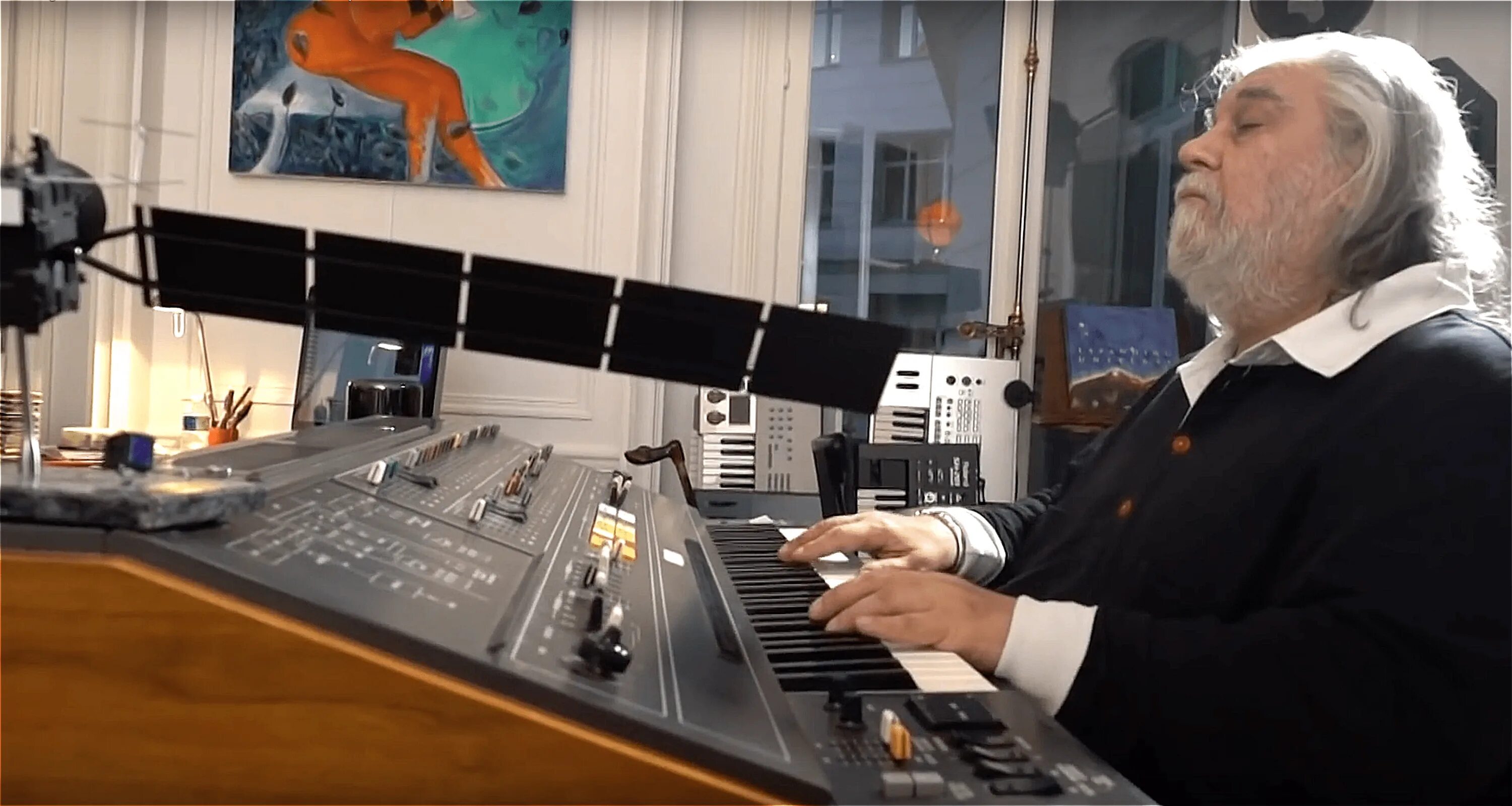 Греческий пианист яни. Янни хрисомаллис 2021. Vangelis композитор. Слушать греческого композитора. Янни греческий композитор.