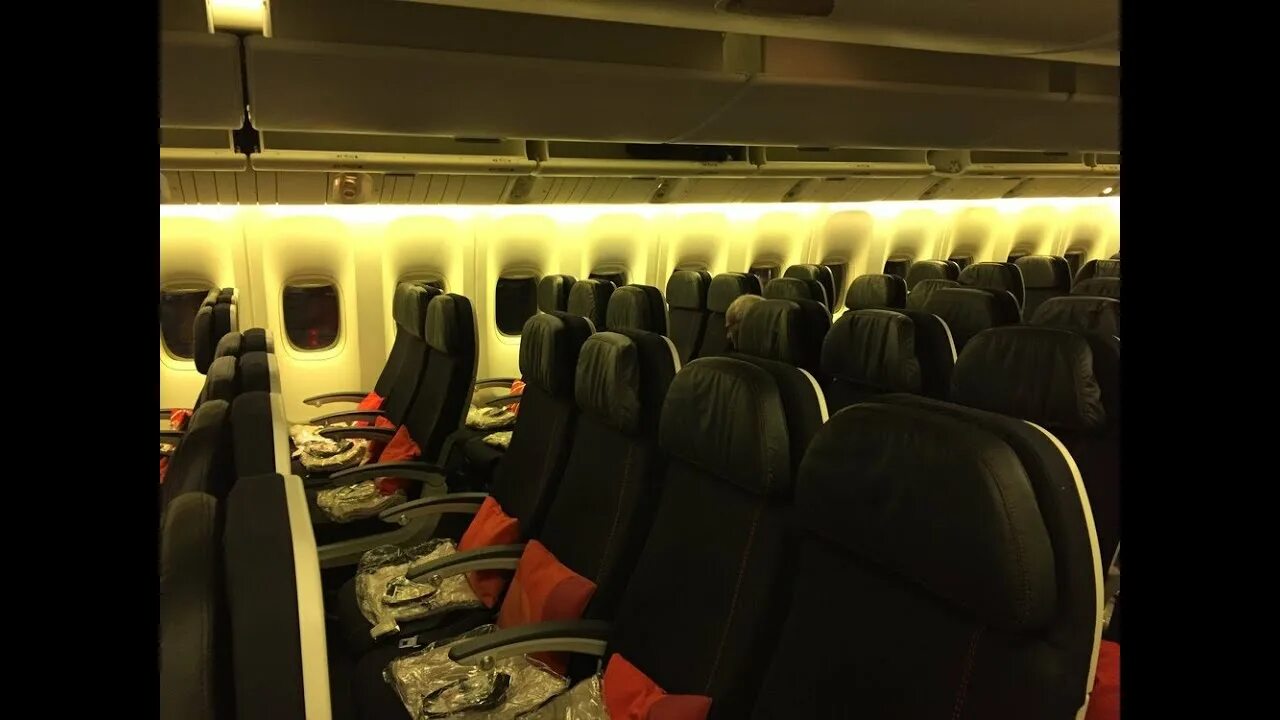 Боинг 777 200 thai airlines. Boeing 777-200er салон. 777 200 салона. Боинг 777-200er салон. Боинг 777-200er салон.