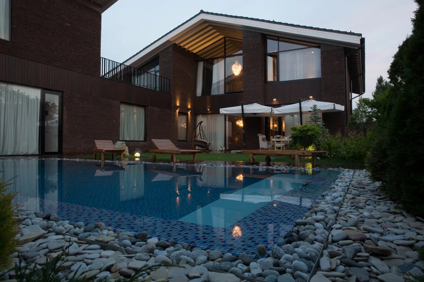 Новый коттедж с бассейном. Частный дом с бассейном. двухэтажный дом с бассейном. кирпичный дом с бассейном. красивый коттедж с бассейном.