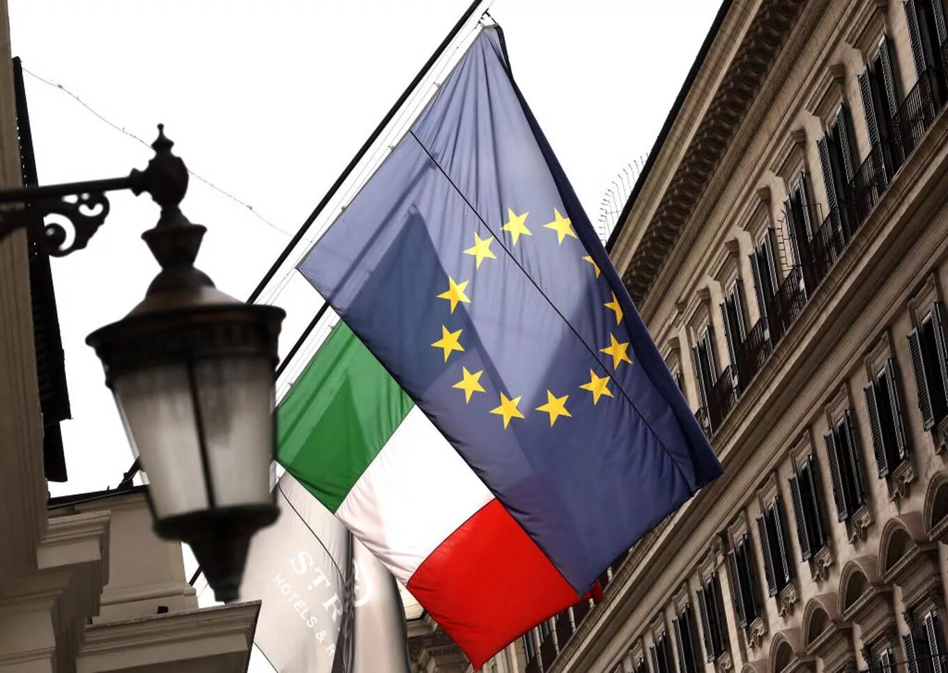 Италия в европейском Союзе. Флаг Италии и Евросоюза. Внешняя политика Италии. Италия ЕС политика.