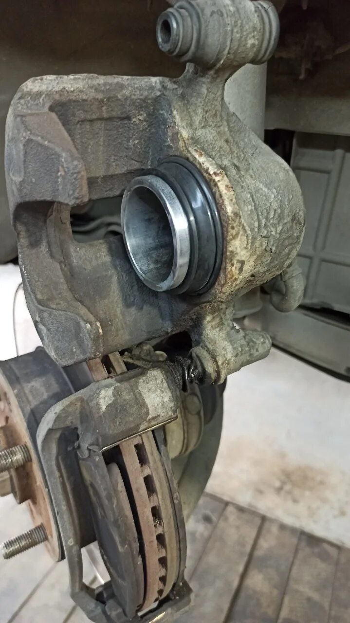 Geely gc6 ремкомплект переднего суппорта с поршнем. Установка ремкомплекта суппорта. Ремкомплект суппорта е34. Замена поршня тормозного суппорта газель-3302. Суппорт пассат б3.