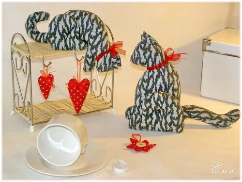 Кошка в лаптях. Кот и самовар живопись. Кружка "черный кот". Бутусов кошка чашка муха и лапоть. Кошка чашка муха и лапоть.