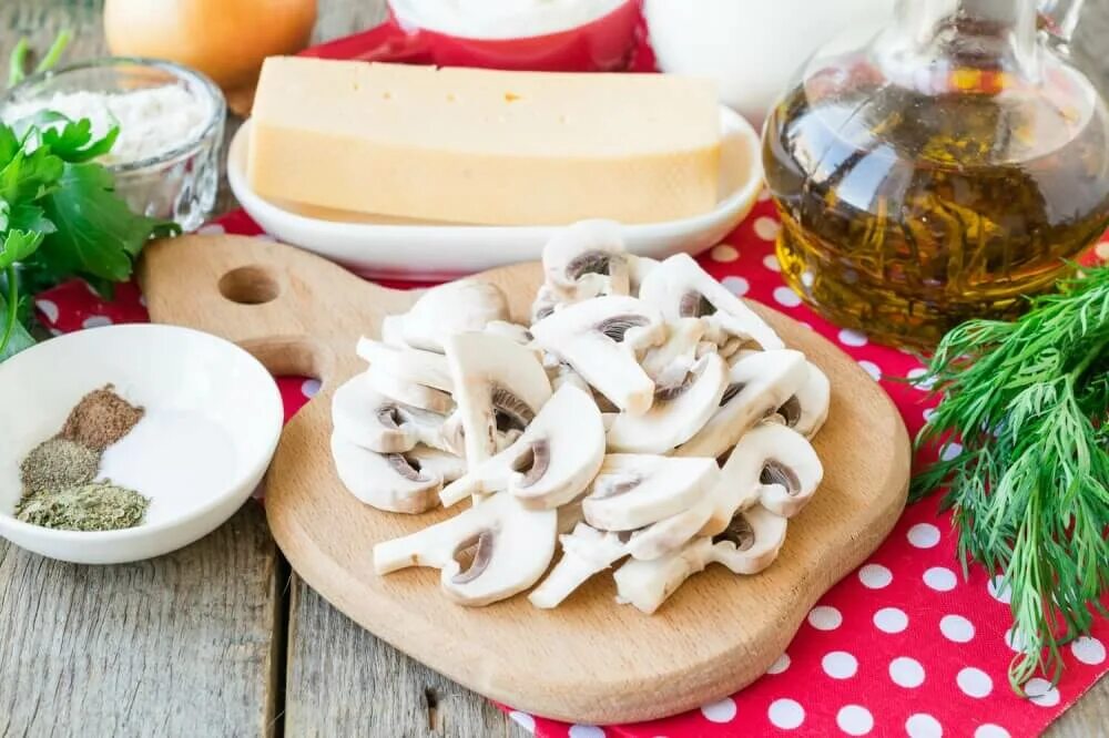 Какие грибы добавляют в жульен. Продукты для жульена. жульен ингредиенты. ингредиенты для жульена. ингредиенты для жульена с курицей и грибами.