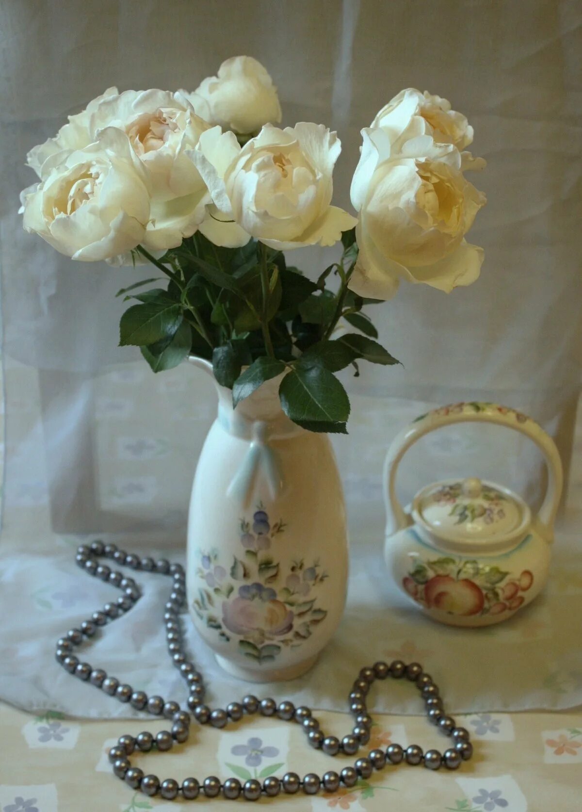 Розы в вазе. Цветы в вазах. Цветы в вазе на столе. Букет роз в вазе.