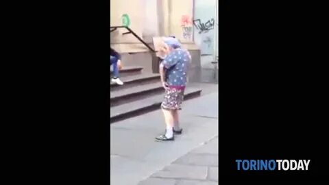 Бабушка танцует на улице