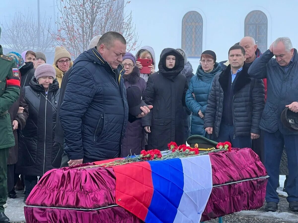 Похороны военнослужащего. Похороны солдат погибших. Похороны в Саратовской области погибших на Украине.