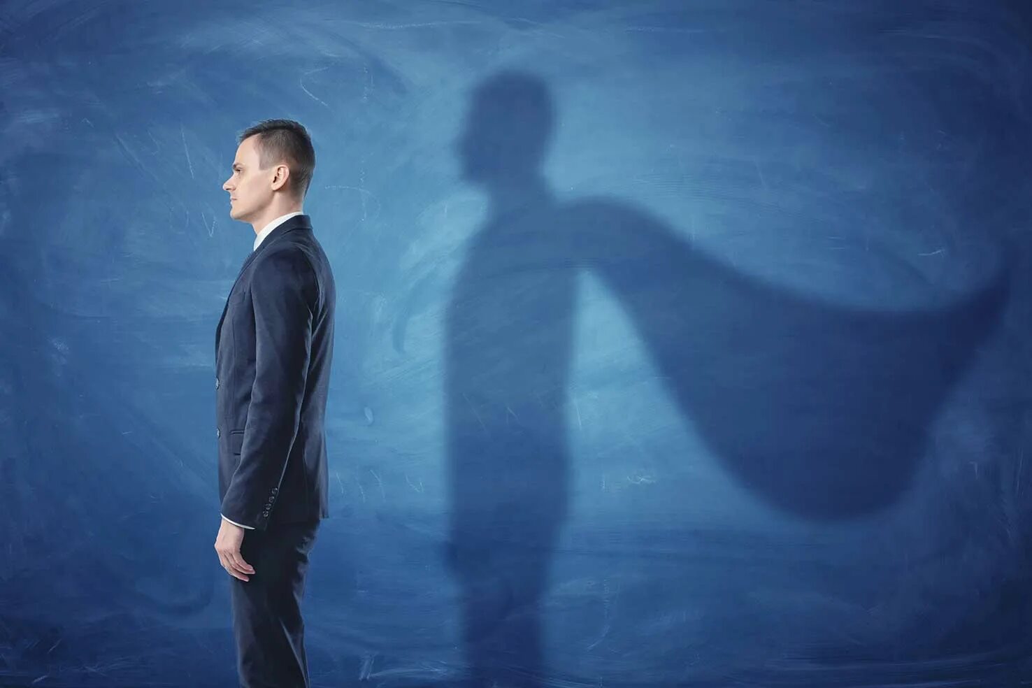 Погибшие знаменитости. Парень отбрасывает. Расслабленный молодой человек. Российский солдат. Человек расслабляется.