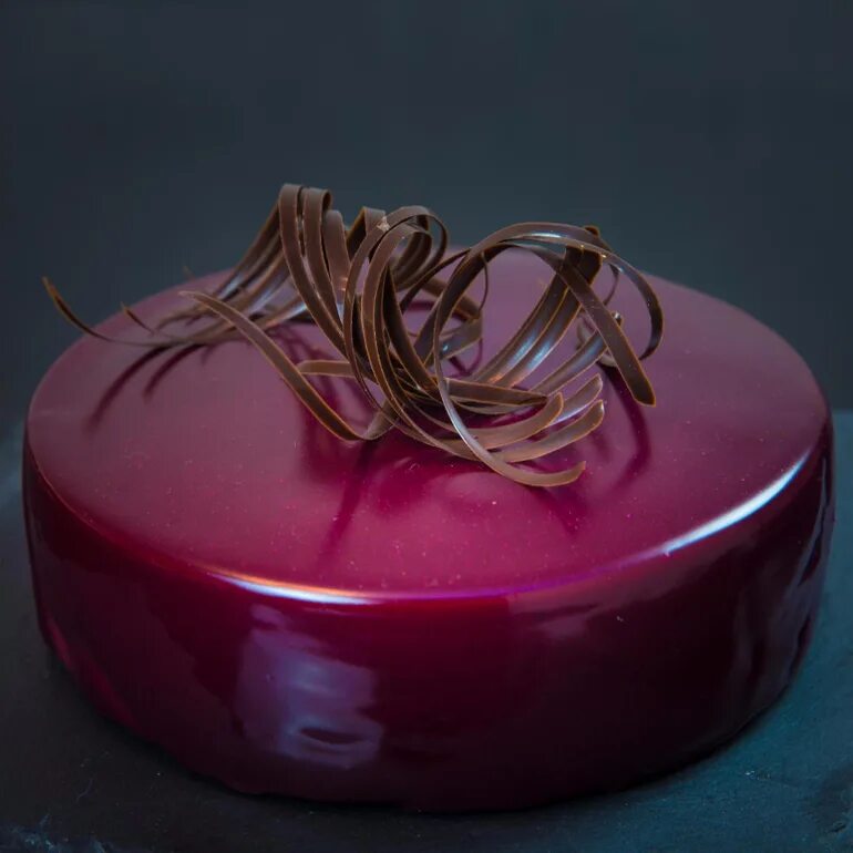 Шоколадная зеркальный. Шоколадная зеркальная глазурь. Зеркальный шоколадный торт. Гляссаж пенза кондитерская. Зеркальный шоколад.