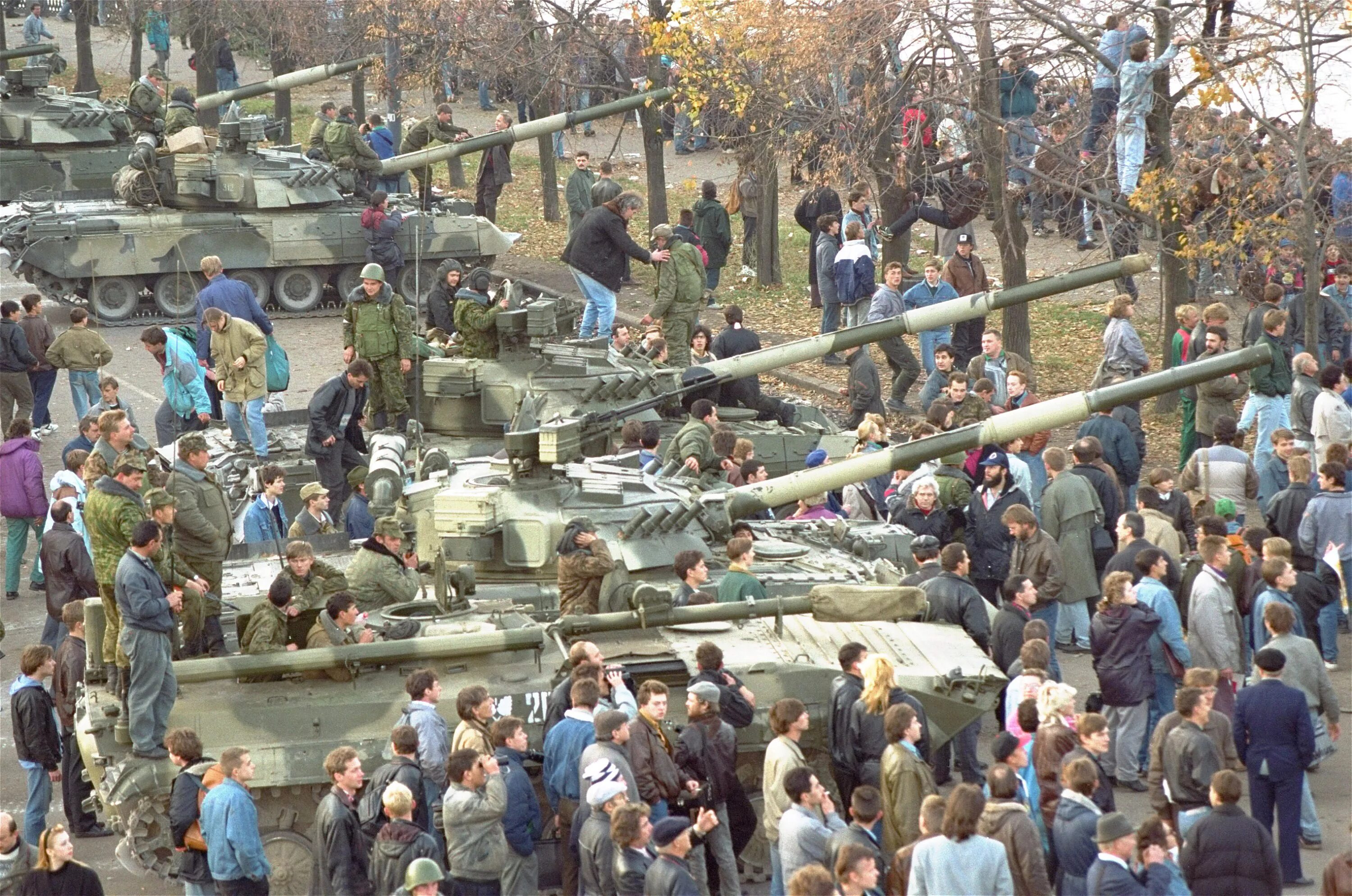 Штурм 1993. Октябрьский путч 1993 года. События 1993 года в Москве. Танки в Москве 1993.