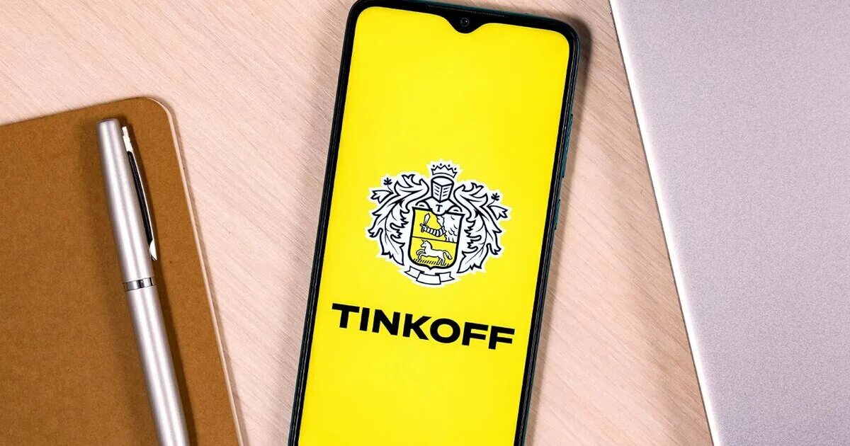Тинькофф поменял. Тинькофф бренд. тинькофф брендинг. тинькофф автомобиль. тинькофф пэй.