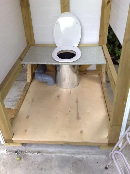 Самодельный унитаз. Деревянный стульчак для дачного туалета. Стульчак в деревянном туалете. Унитаз для садового туалета. Стульчак в садовом туалете.