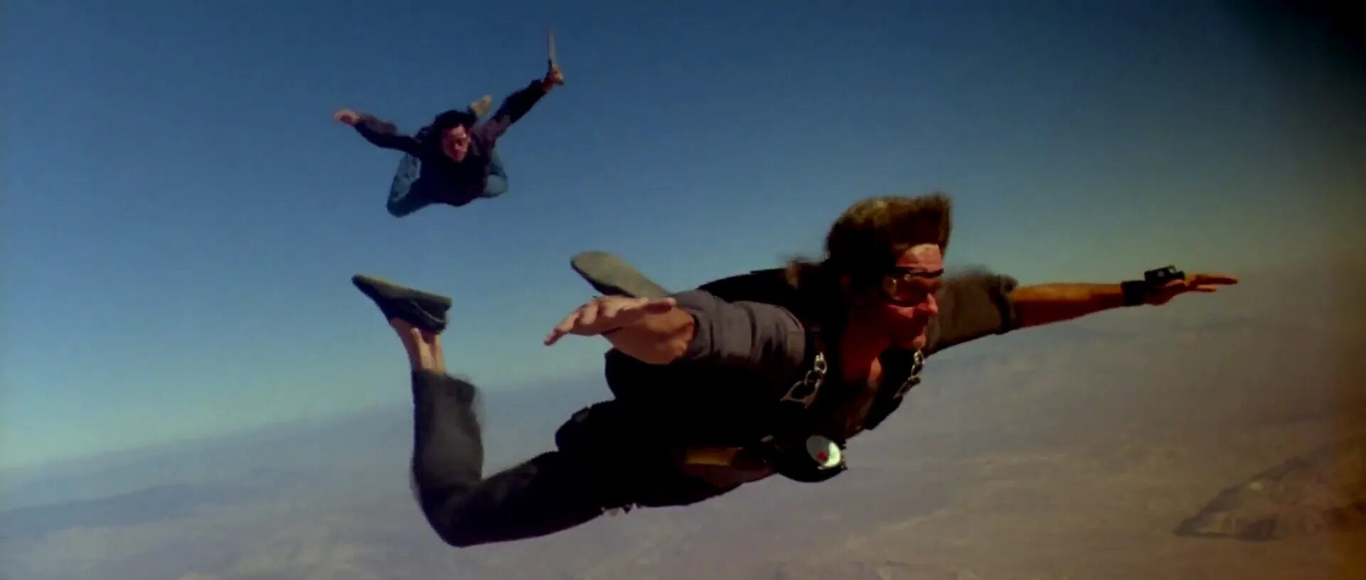 На гребне волны 1991. Патрик Суэйзи на гребне волны. Киану Ривз на гребне волны. Прыжок с парашютом Киану Ривз.