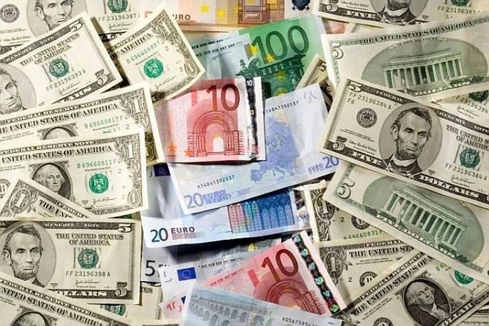 Доллары рубли старый. Доллар и евро. Доллар евро рубль. Доллары в рубли. Доллары и евро картинки.