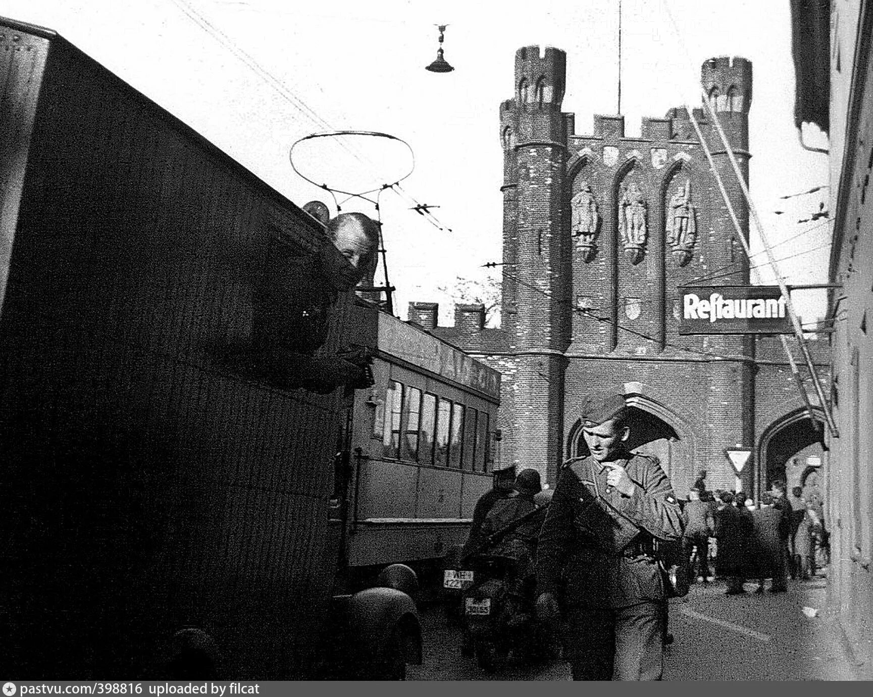 Кенигсберг взят год. Кенигсберг третий Рейх. Синагога Кенигсберг. Штурм Кенигсберга 1945 Королевские ворота. Ворота Калининграда Кенигсберга.