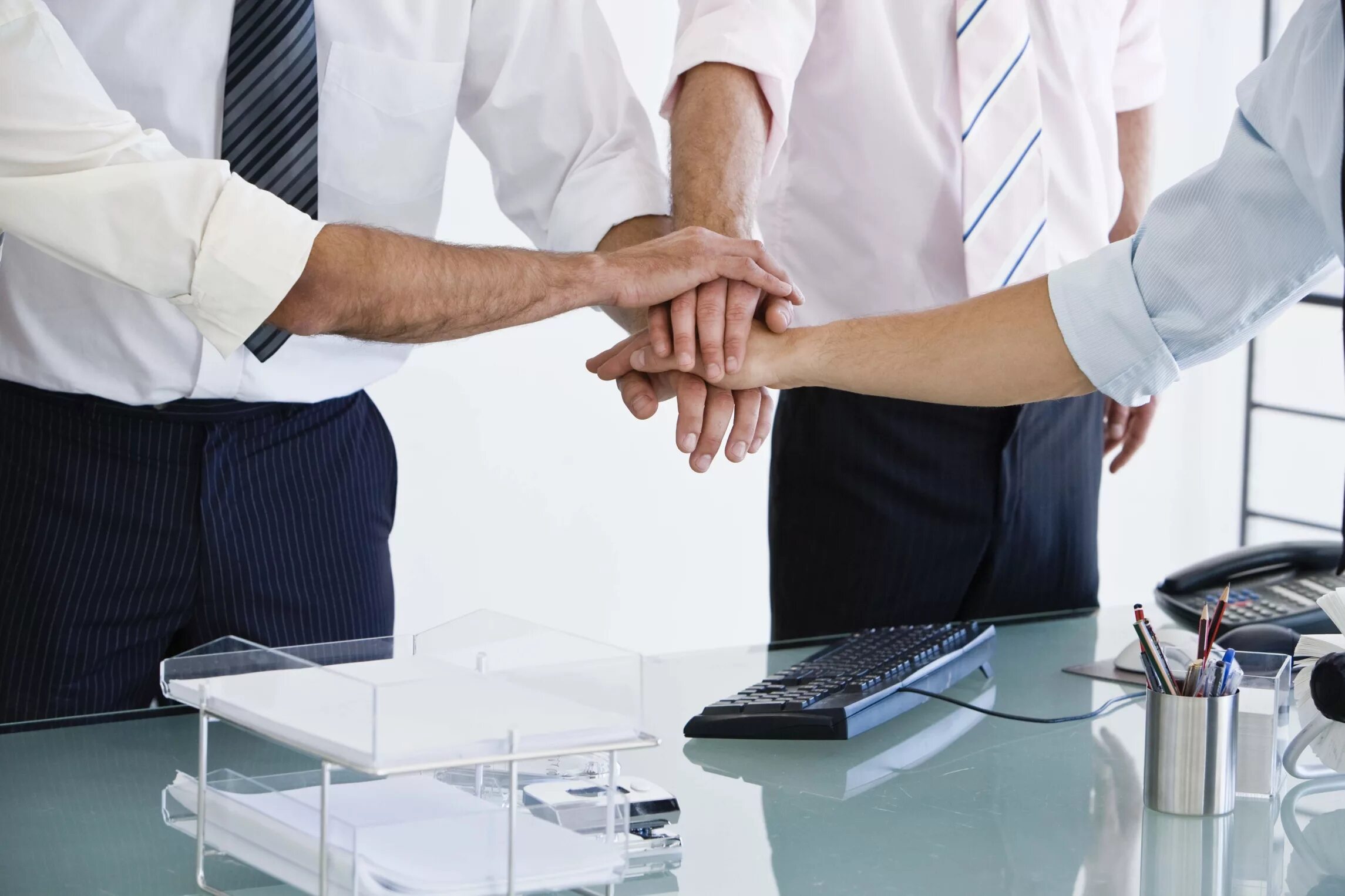 Бизнес команда. Простое партнерство. Сотрудничество в бизнесе. Партнерство в бизнесе. Партнерские отношения в бизнесе.