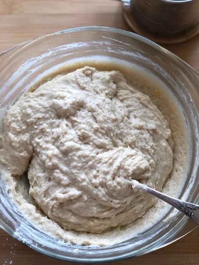 Мука с разрыхлителем. И добавить их в тесто. Мука через сито. Тесто. Тесто в миске.