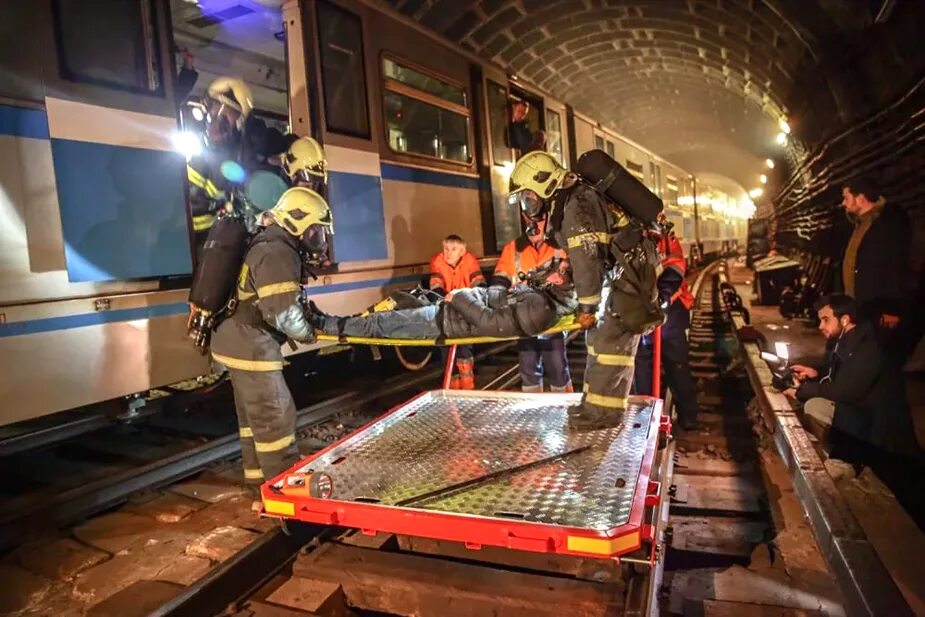 Нарушение правил метрополитена. Катастрофа в Московском метрополитене 2014. Пожар в Московском метрополитене Русич. Пожар на перегоне «Охотный ряд» — «библиотека имени Ленина».. Взрывы в Московском метрополитене.