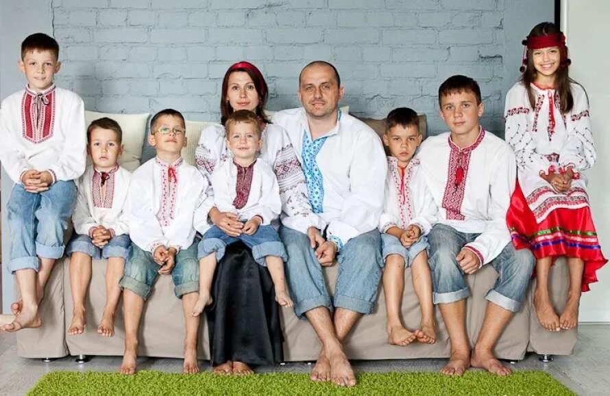 Большая семья сильная. Многодетная семья. Фотосессия большой семьи. Большая семья. Русские многодетные семьи.