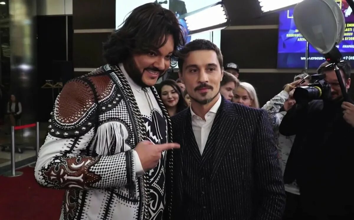 Дан балан и дима билан. Билан и маргарита ишханова. Тина кароль и сергей лазарев. Дима билан и пелагея поцелуй. Тина кароль и дима билан поцелуй.